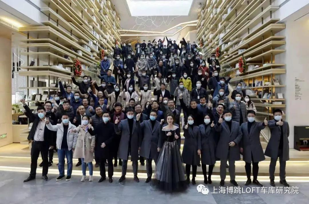 荣昌全国一百多人在华侨城汉口道6号参观研讨LOFT专利车库技术！